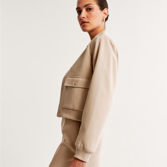 Abercrombie Short Bomber Jacket size small tan - Picture 5 of 9